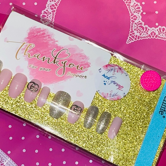 Press on nails - Picture 3 of 3